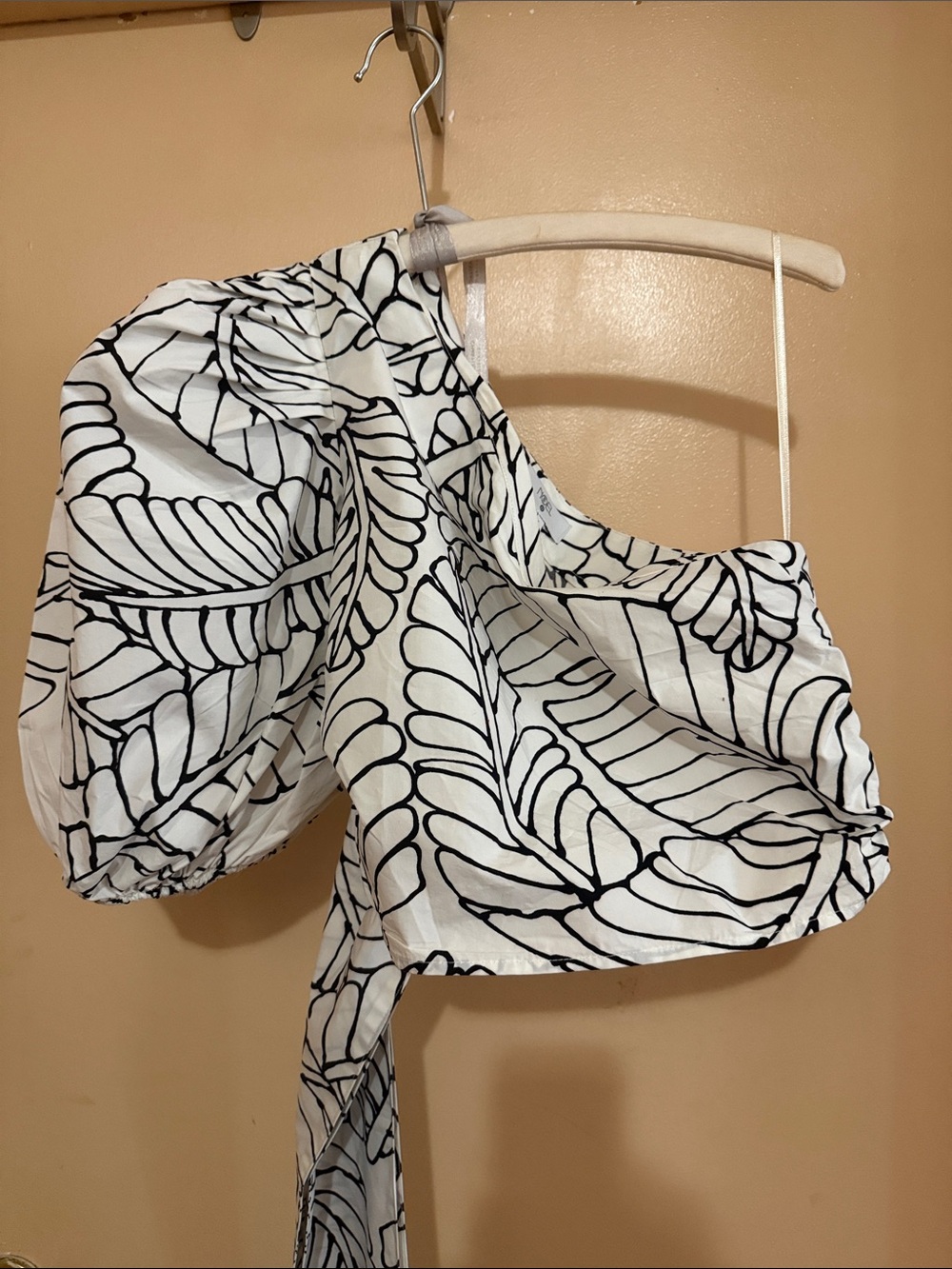 Fe Noel White and Black Leaf-Print One-Shoulder Crop Top